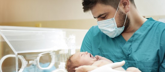 Un cong&eacute; de paternit&eacute; plus long en cas d&rsquo;hospitalisation de l&rsquo;enfant