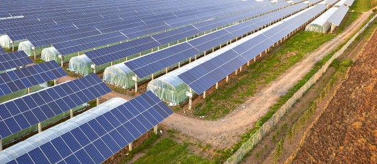 Installation de panneaux solaires sur un b&acirc;timent agricole