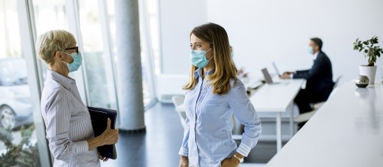 Un port du masque renforc&eacute; dans les entreprises touch&eacute;es par le couvre-feu