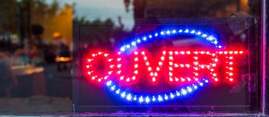 Extinction des publicit&eacute;s lumineuses en cas de forte tension du syst&egrave;me &eacute;lectrique